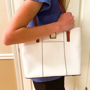 Dooney & Bourke white shoulder bag, like new cond.